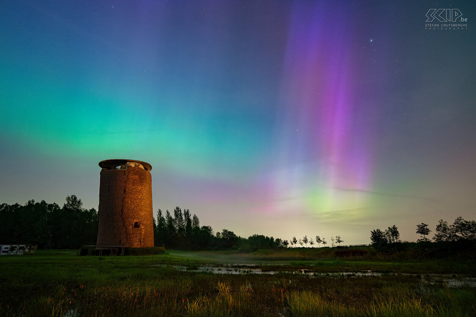 Zichem - Maiden's Tower - Northern lights A historic geomagnetic storm resulted in a magical night with a stunning aurora borealis that was even very visible in our country Belgium. I visited my favorite spot at the Maiden’s Tower in my hometown of Scherpenheuvel-Zichem. With two camera I was able to take a lot of photos and make a time-lapse of the stunning northern lights. Stefan Cruysberghs